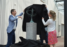 Namens het personeel kregen Peter en zijn vrouw Daniëlle deze zonnewijzer overhandigd.